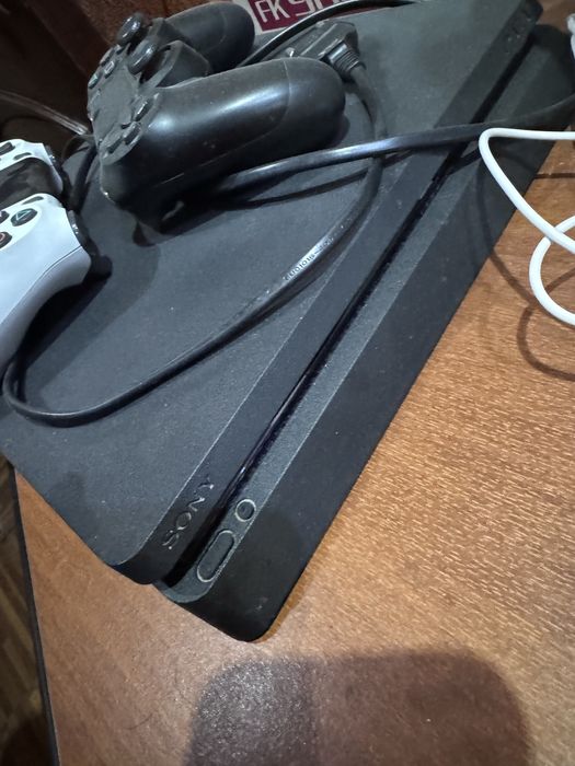 Продам playstation 4 slim в отличном состоянии