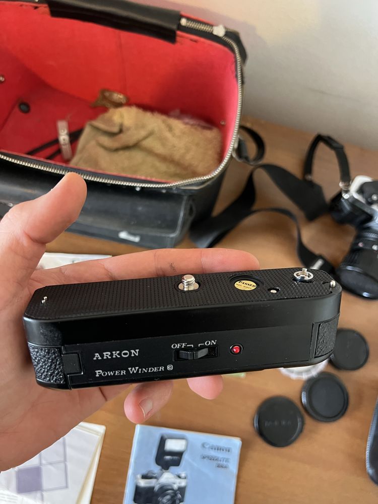Лентов Canon AE-1 Program с обективи, светкавица, чанта и др.