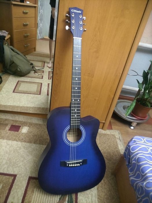 Продаю акустическую гитару GMusic.
Шестиструнная с чехлом, каподасторо