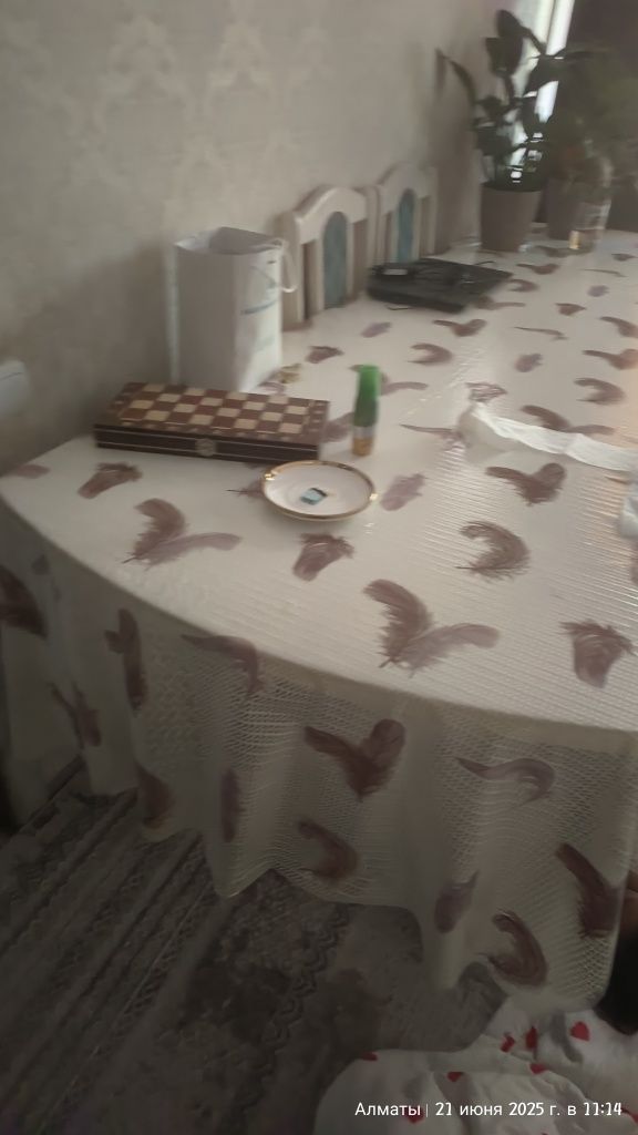 Стол для гостей в гостиную
