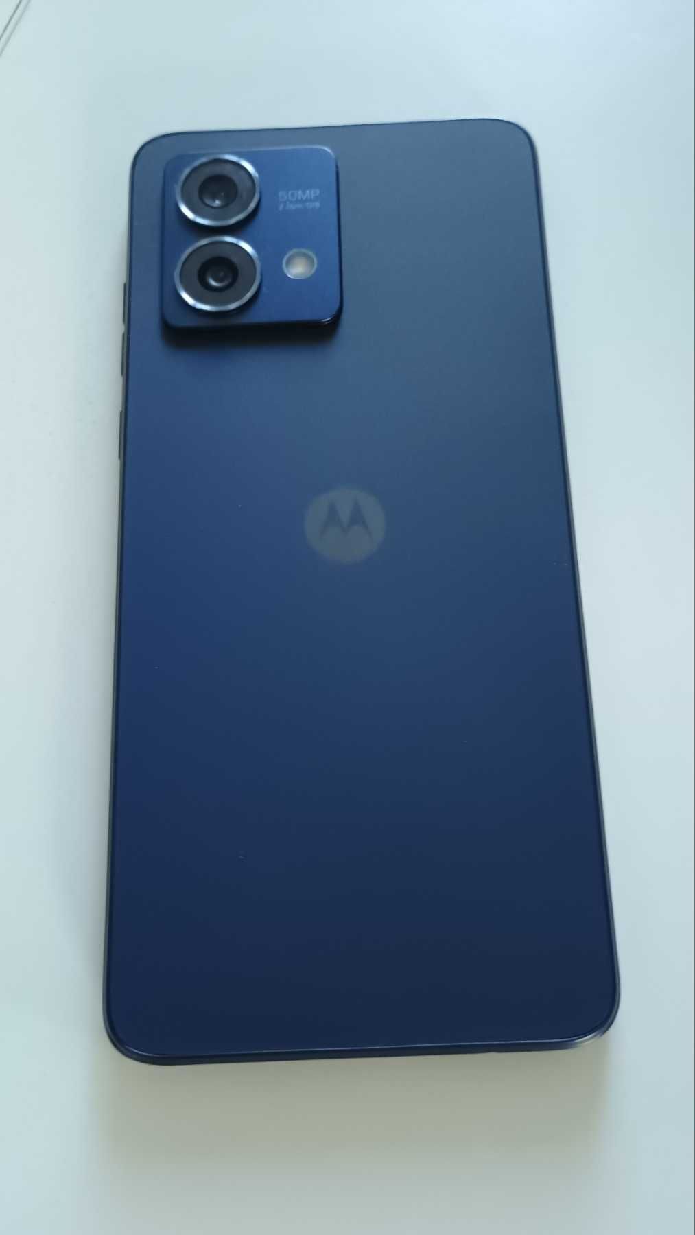 Продавам телефон Motorola G84 5G с 1,5 години гаранция, почти нов