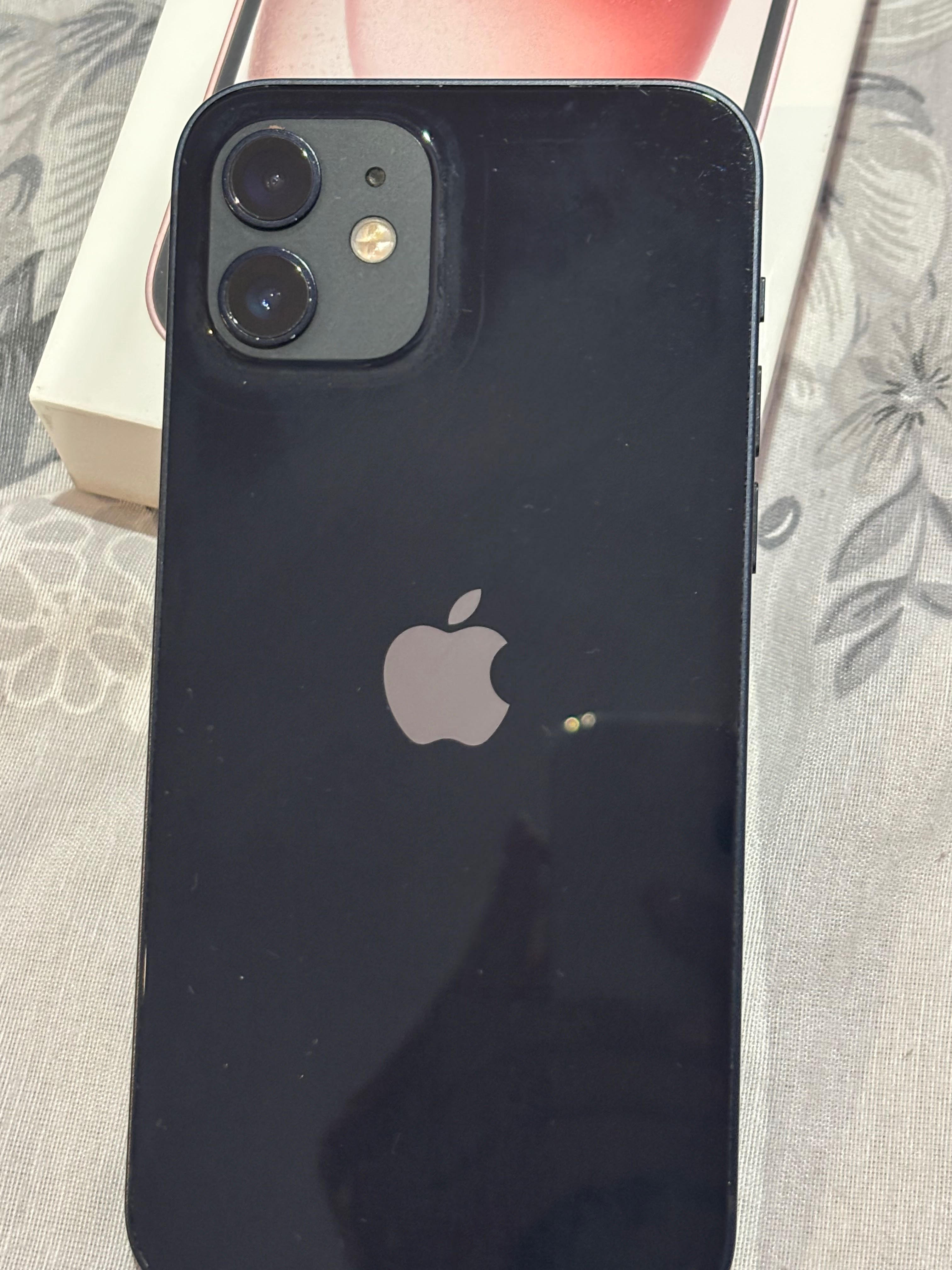 iPhone 12 64GB..