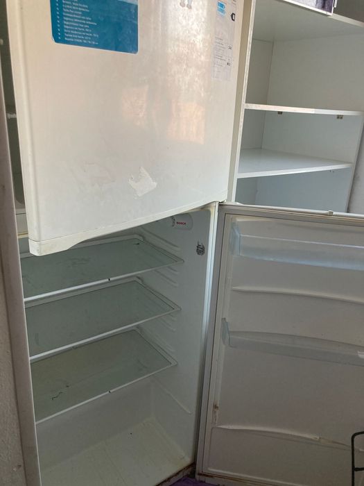 Холодильник жасап тұр тек үстінгі есік жабылмайды