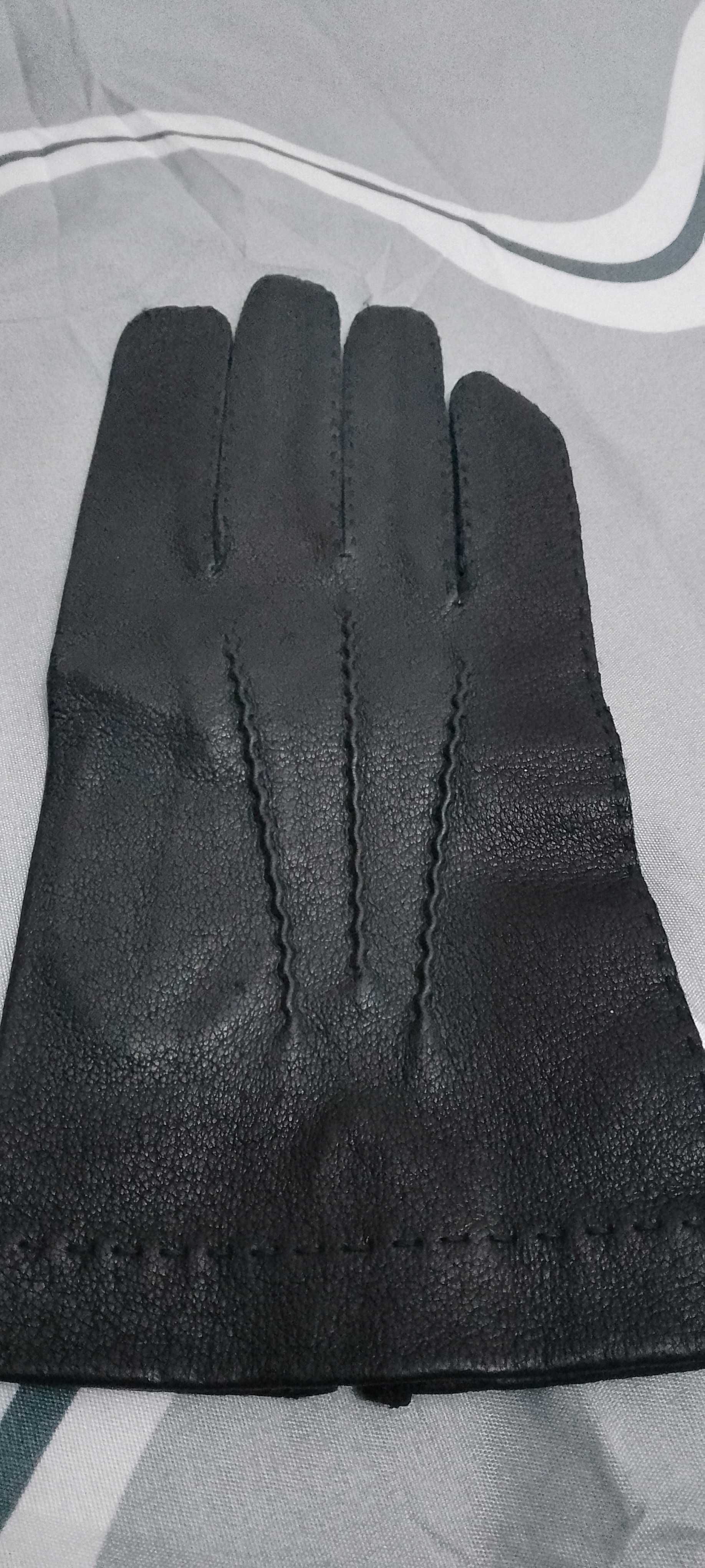 Diferite modele  de mănuși din piele