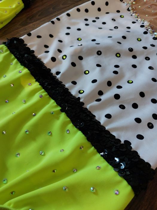 Две трика за художествена гимнастика