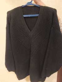 Женский тёплый свитер чёрного цвета, отличного качества.