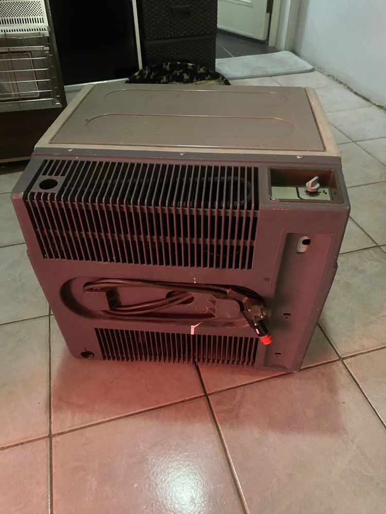 Хладилник за кола,каравана,къмпинг на 12v и 220v