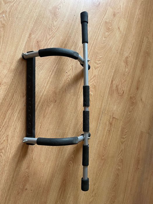 Турник для дома, который можно крепить на дверной проём.