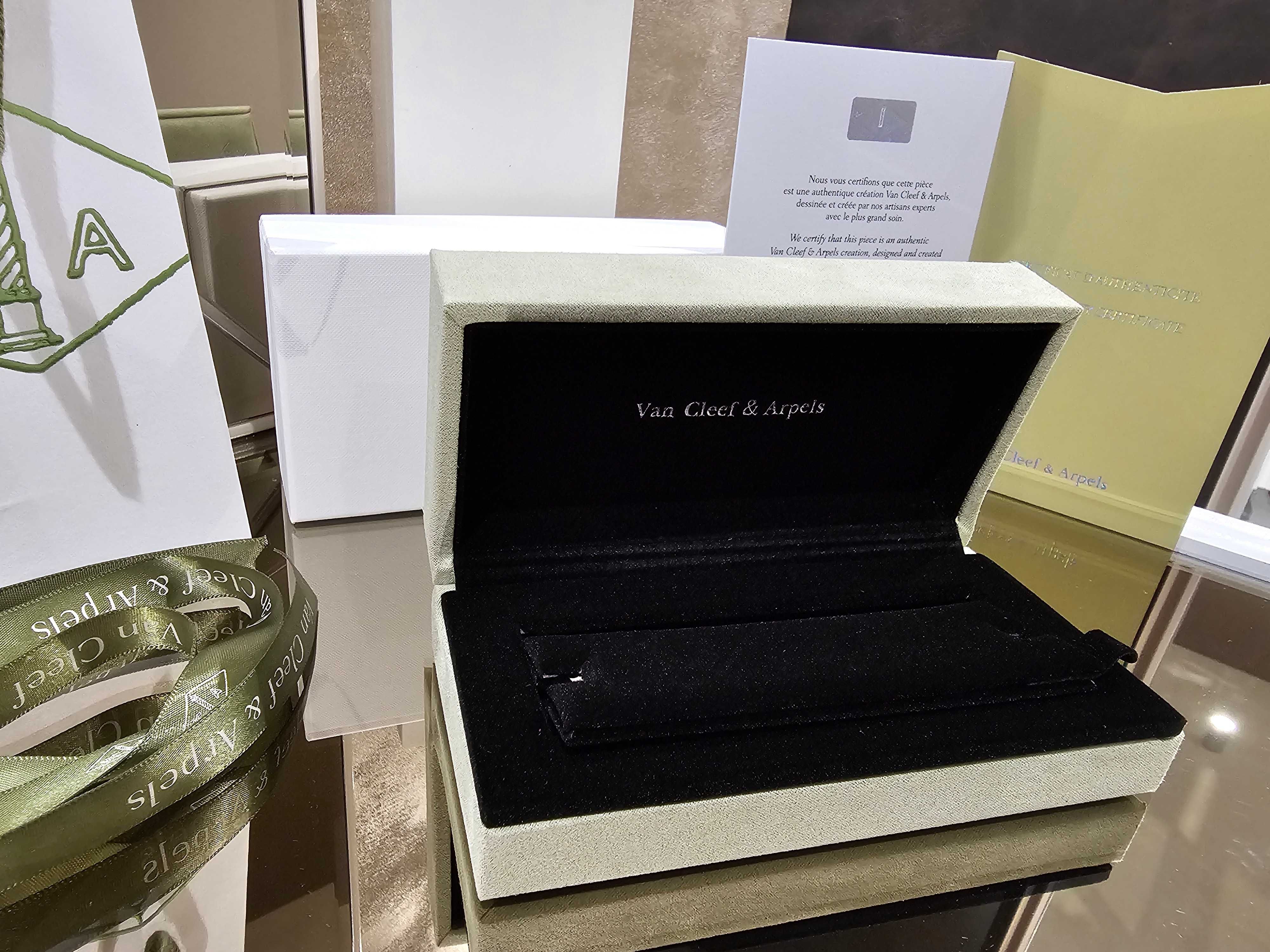 Van Cleef & Arpels VCA Пълен Комплект Кутия и Сертификат за Гривна