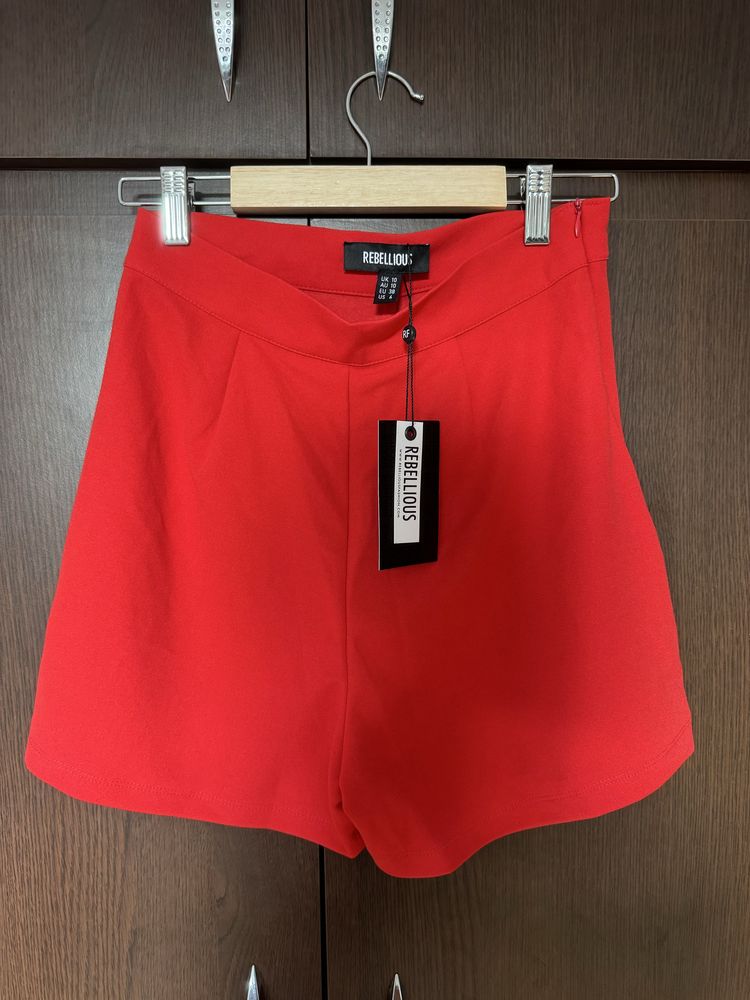 Pantaloni scurti,mar 38 si 40