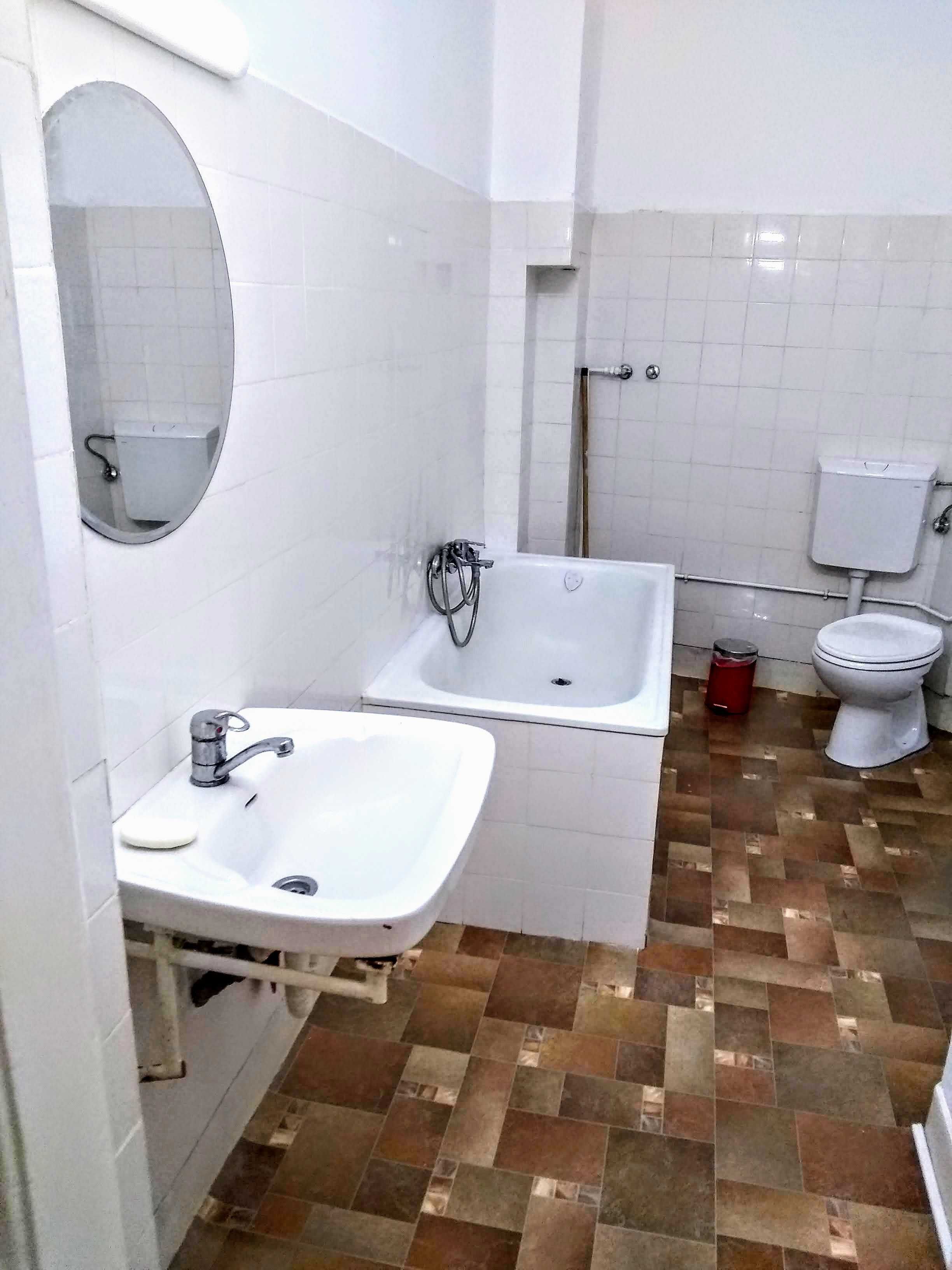 Ap in vila pretabil cabinet/birou/firma Cantemir-Budapesta, Proprietar