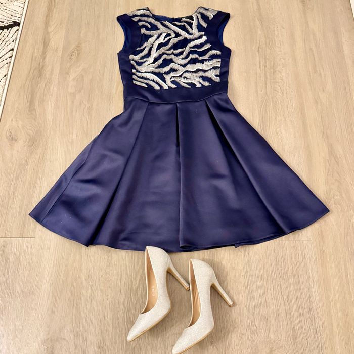 Ținută completă 200 lei-Rochie bleumarin cu aplicații+pantofi argintii
