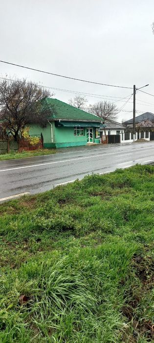 Vând spațiu comercial .