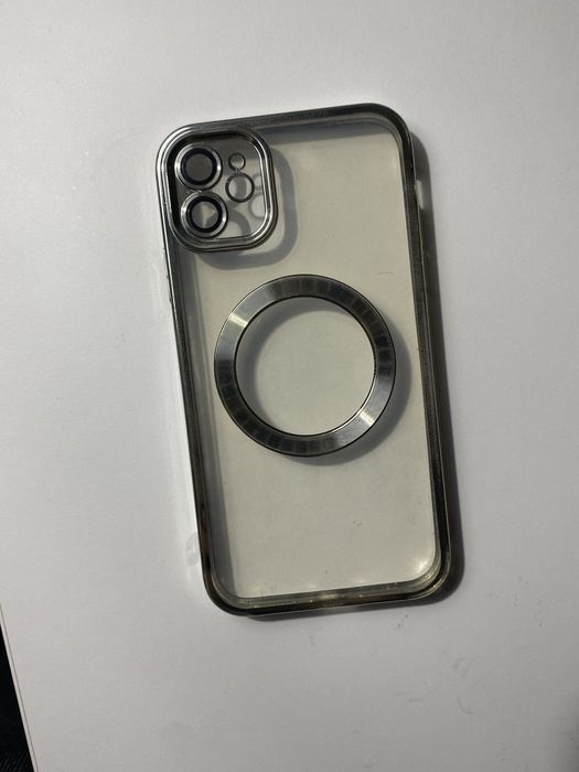 Iphone 11 Negru ; 128 GB + 3 huse in stare foarte bună