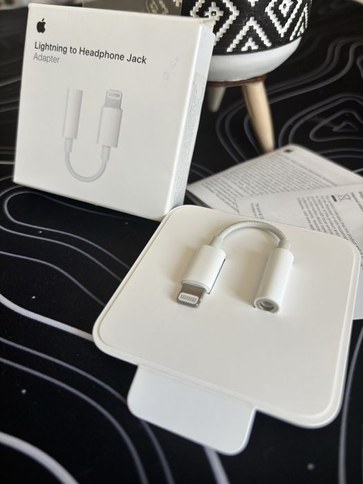 Apple lighting to headphone jack adapter