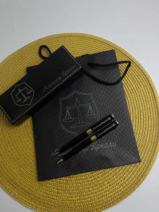 корпоративный новогодний подарок — именной набор в строгом чёрном стил