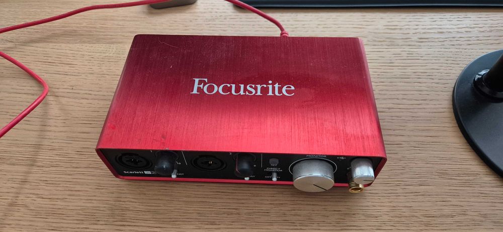 Focusrite scarlet 2i2 + Audio Technica T220
