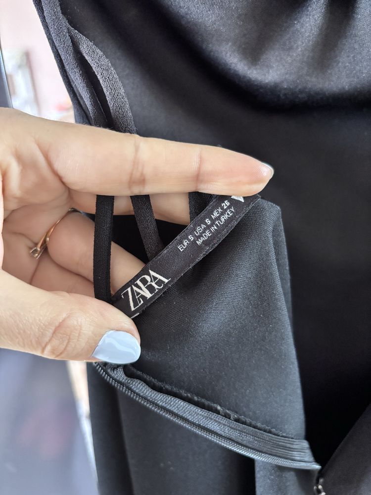 Елегантна черна рокля Zara, с V-образно деколте, размер S