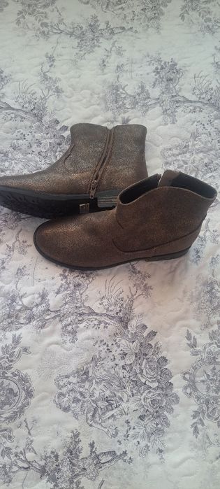 Чисто нови обувки и боти