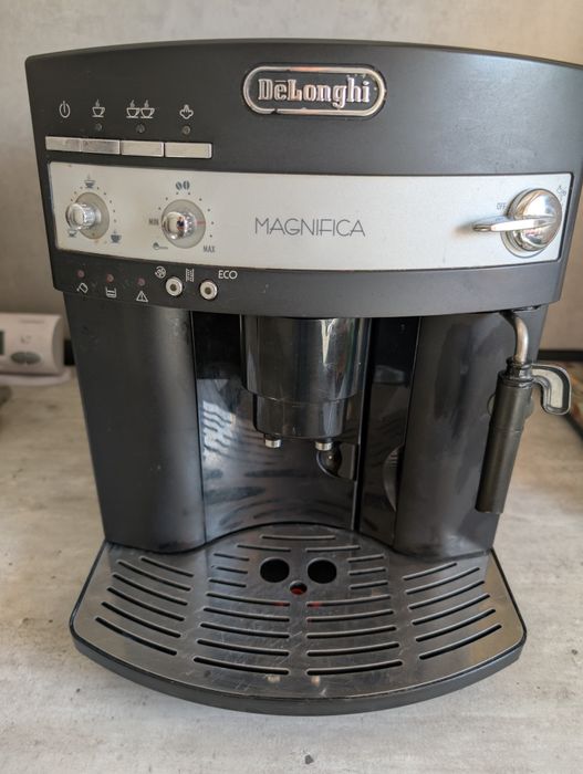 Vând Espressor DeLonghi Magnifica automat!