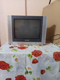 Малък работещ телевизор