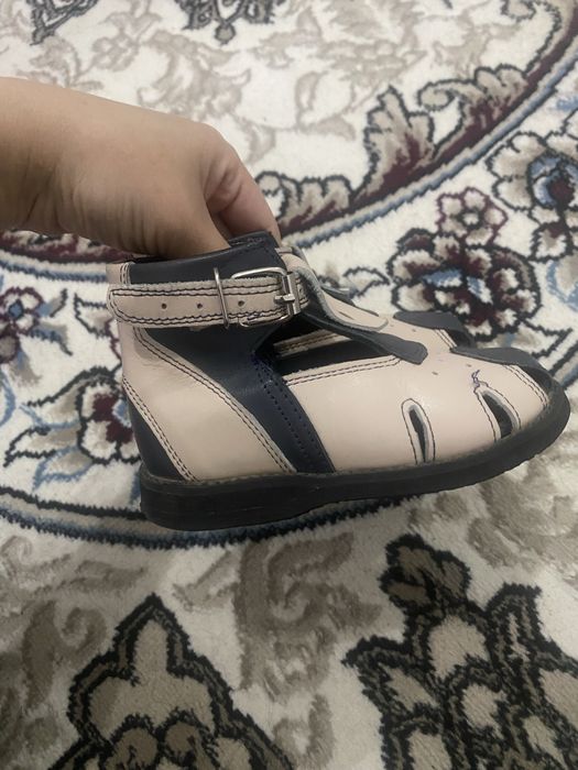 Ortapedik oyoq kiyim yassi oyoqlar uchun