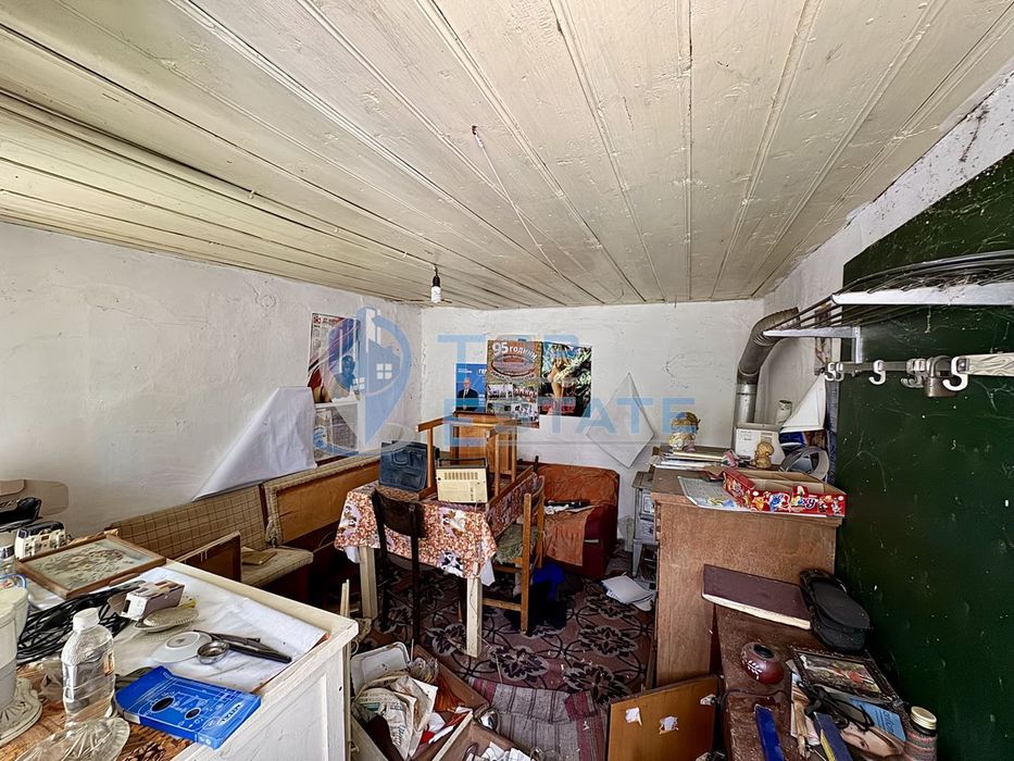 Двуетажна тухлена къща с кладенец и голям двор в село Александрово, о