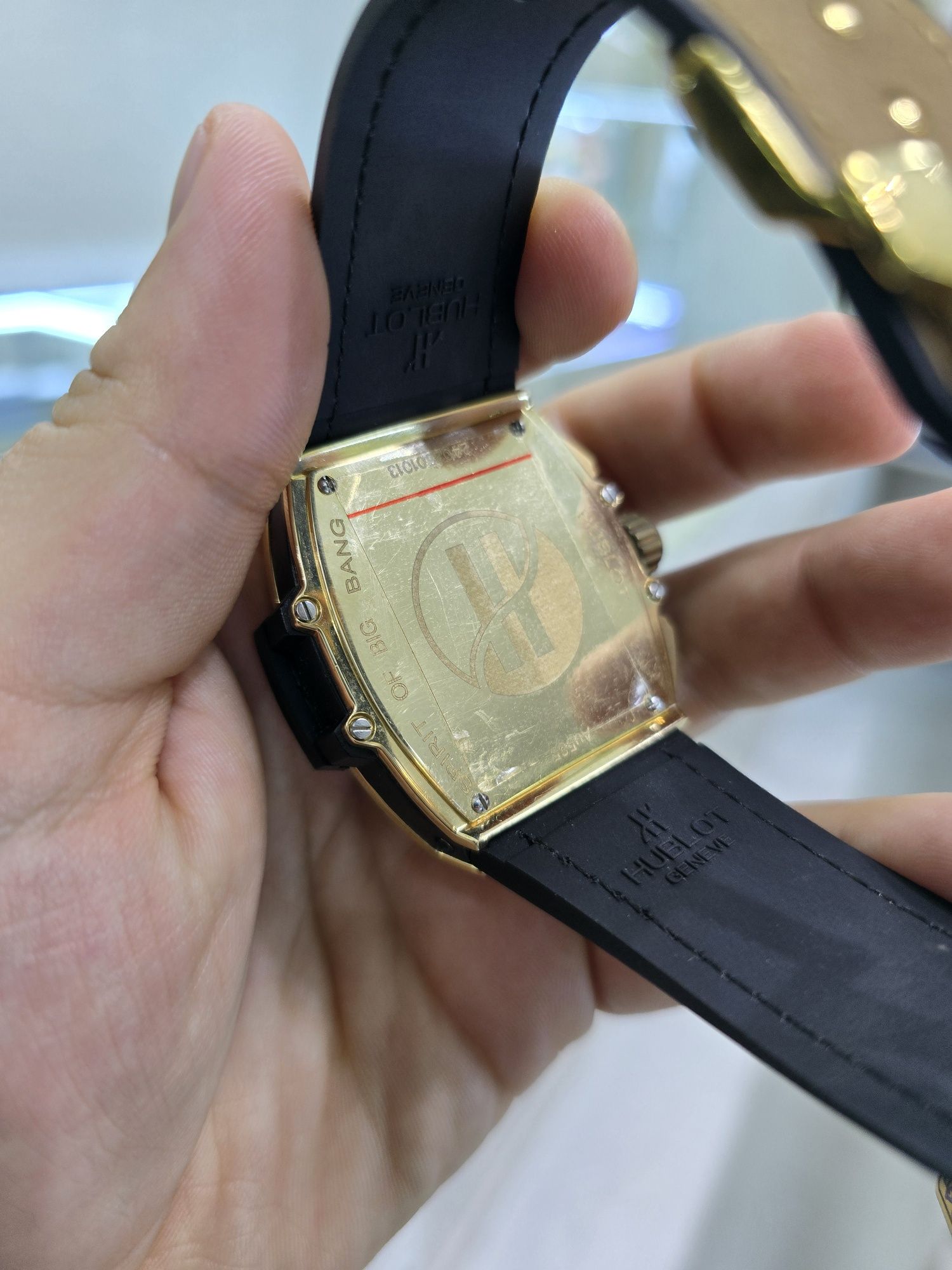 Продам золотые часы хублот с Бриллиантами.