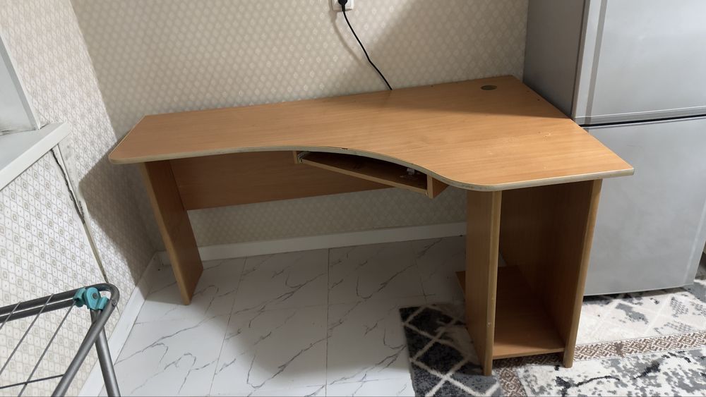 Продаю компьютерный стол