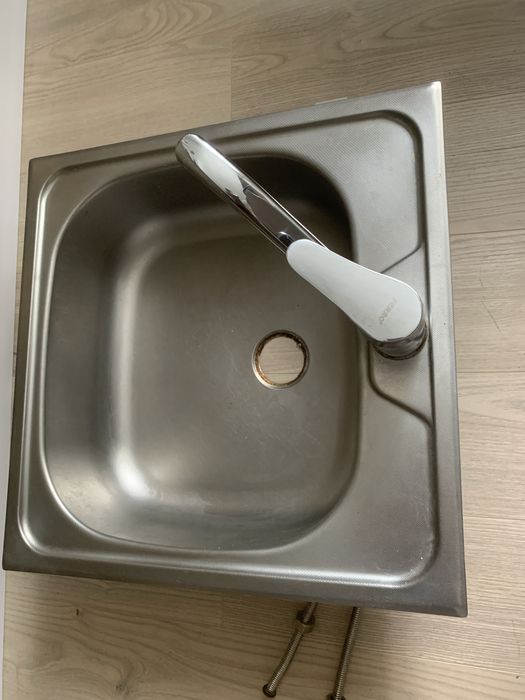 Chiuveta cu baterie si racorduri marca Fero