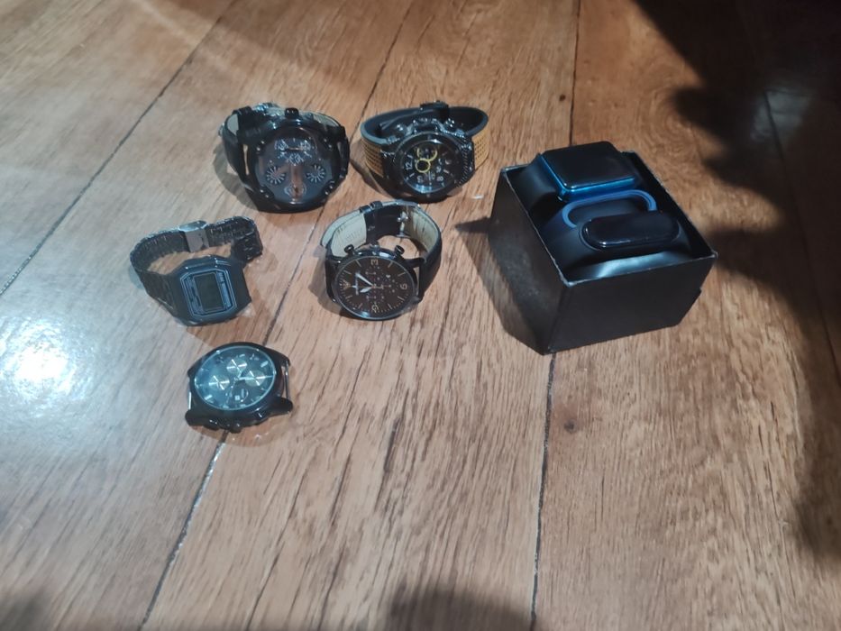 Продам срочно часы разные