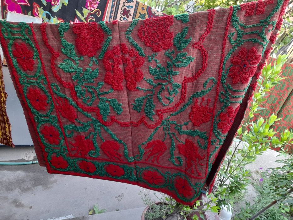 Vând covoare tradiționale lucrate manual din lână