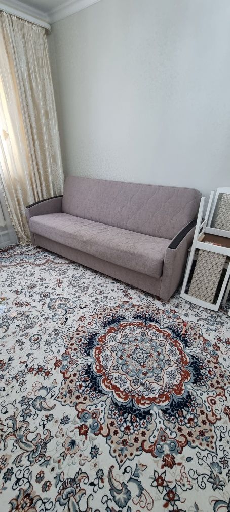 Диван. Раскладной. Состояние отличное.