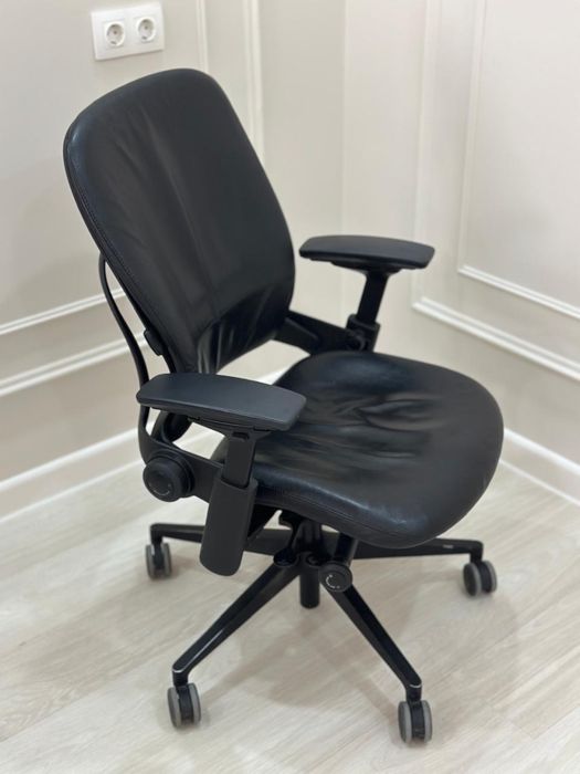 Продается кожаное офисное кресло