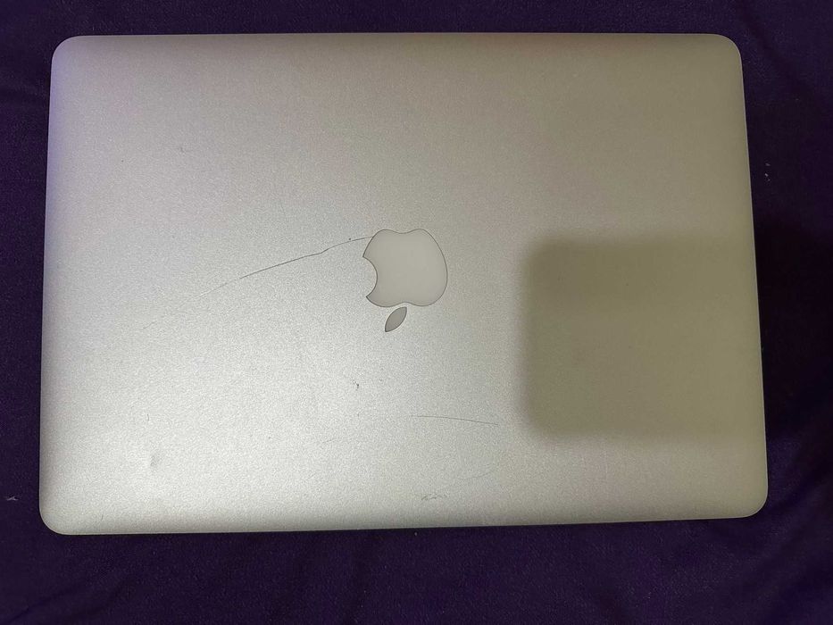 Vand Macbook Air 2011 - i5 , 4GB RAM , 256 SSD