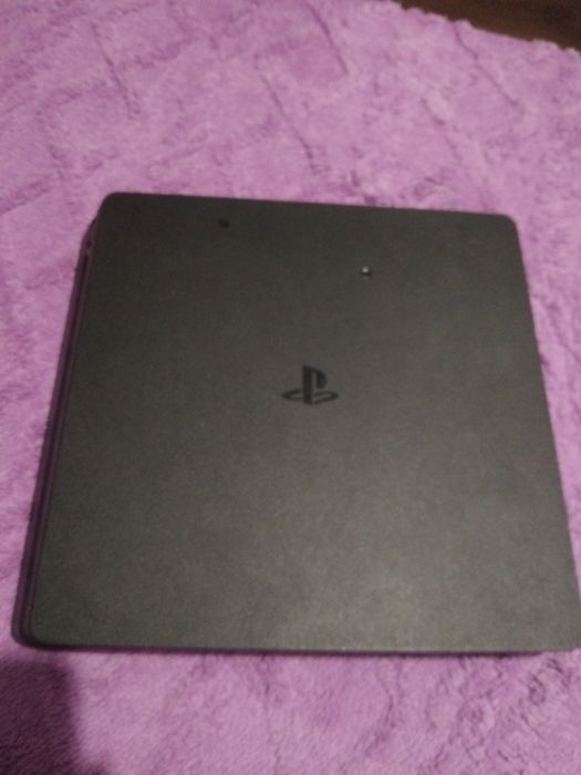 ps 4,2 încărcătore+2 hdmi uri 1 de 3m, unul de 1m 1 tastura cadou