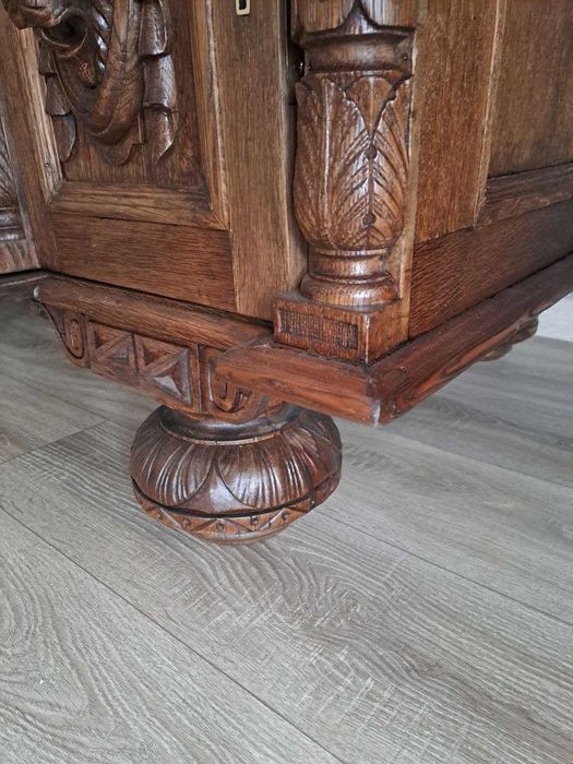 Антикварный письменный стол.