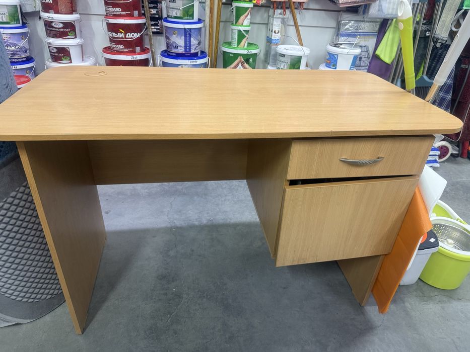 Продаю стол для магазин для дома