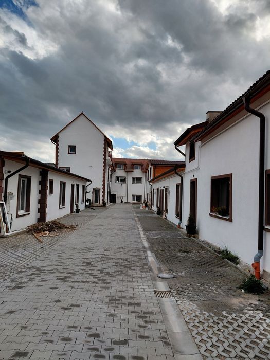 Închiriez apartament doua camere la casa