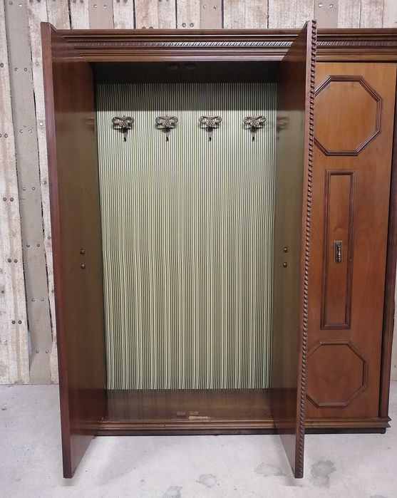 Cuier/ Dulap vechi din lemn cu oglinda, cu eticheta NOVARA, Italia