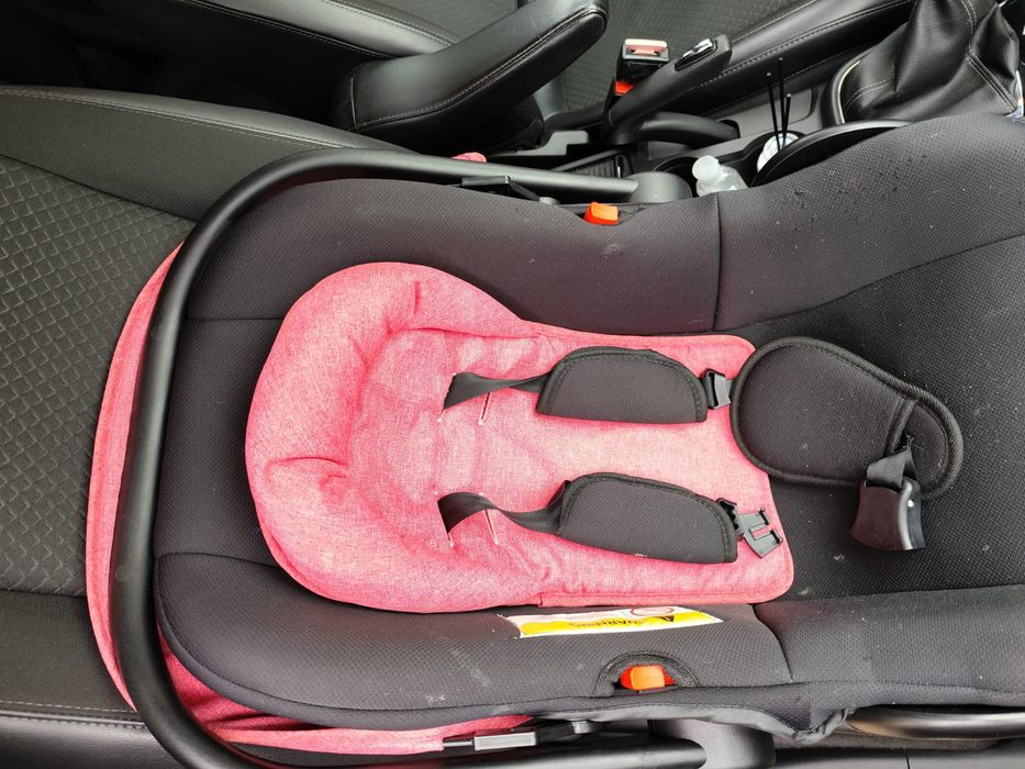 Vând cărucior 3 în 1 cu scoică pentru mașină și 2 premergătoare