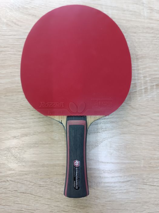 Профессиональная ракетка для тениса.