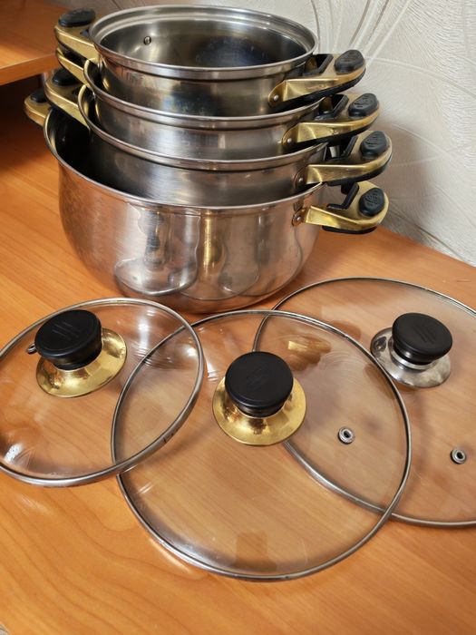 Комплект кастрюль.