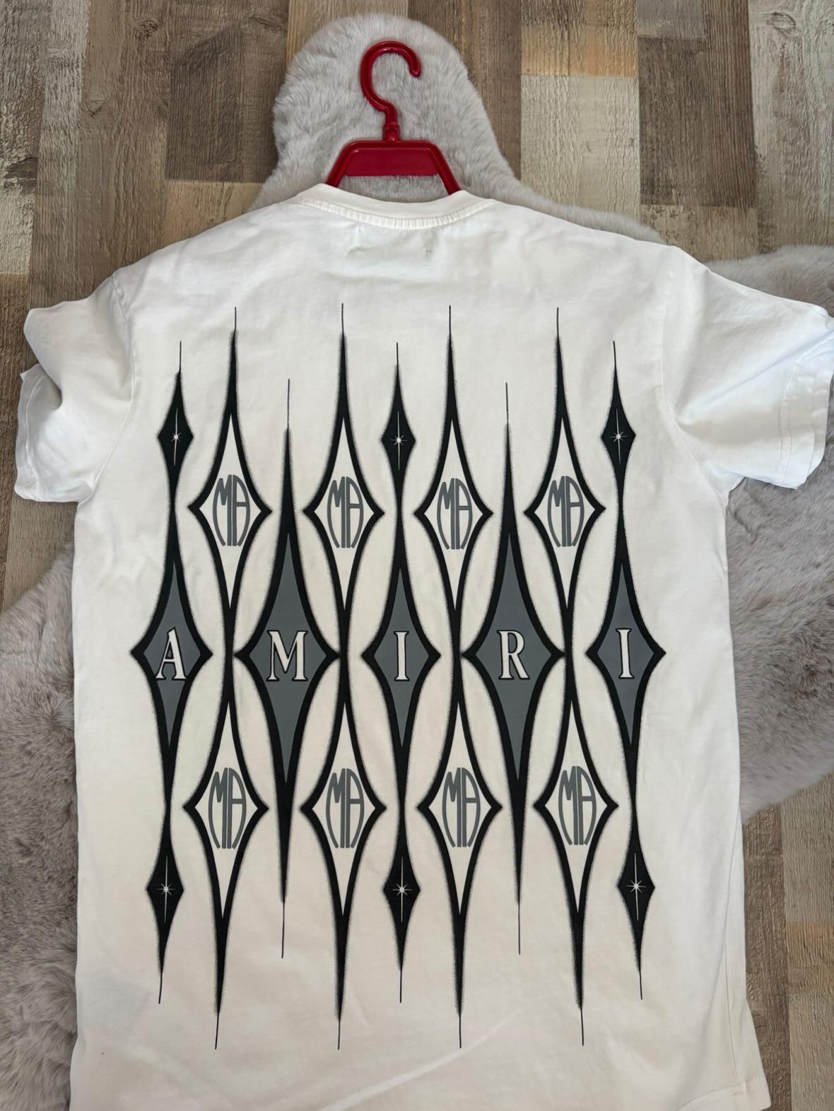 Тениски на марките NIKE Armani Flair Pause Guess