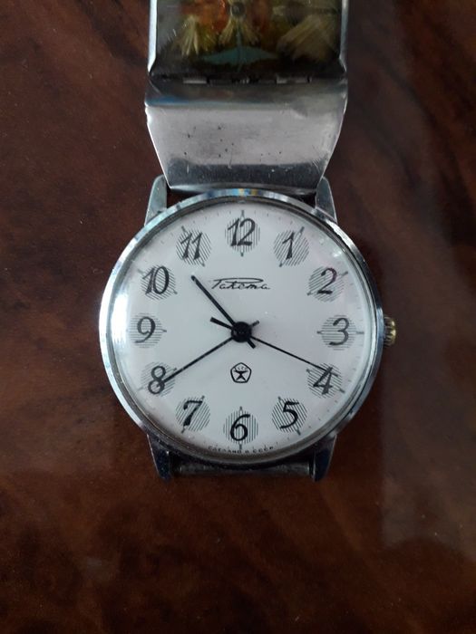 Продаются часы настольные, наручные