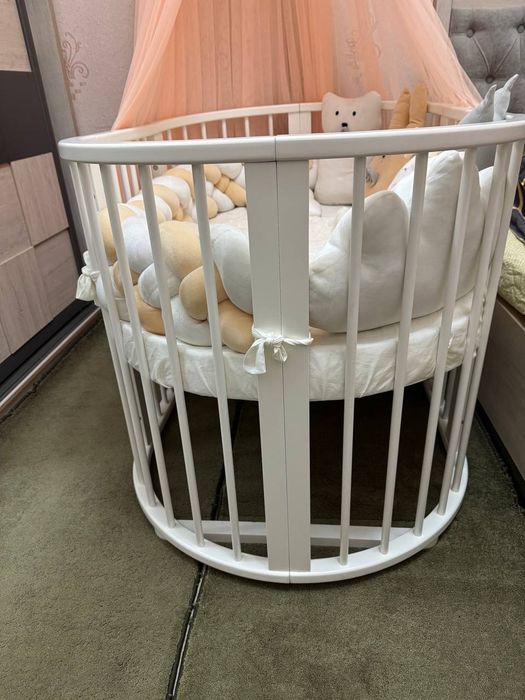 продаю детскую кроватку с игрушками