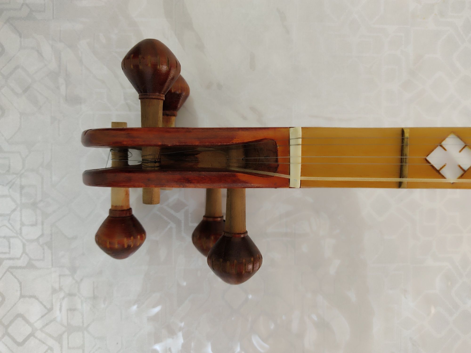 Qashqar rubob sotiladi.