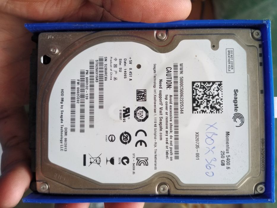 Vând Xbox 360 cu 250 GB