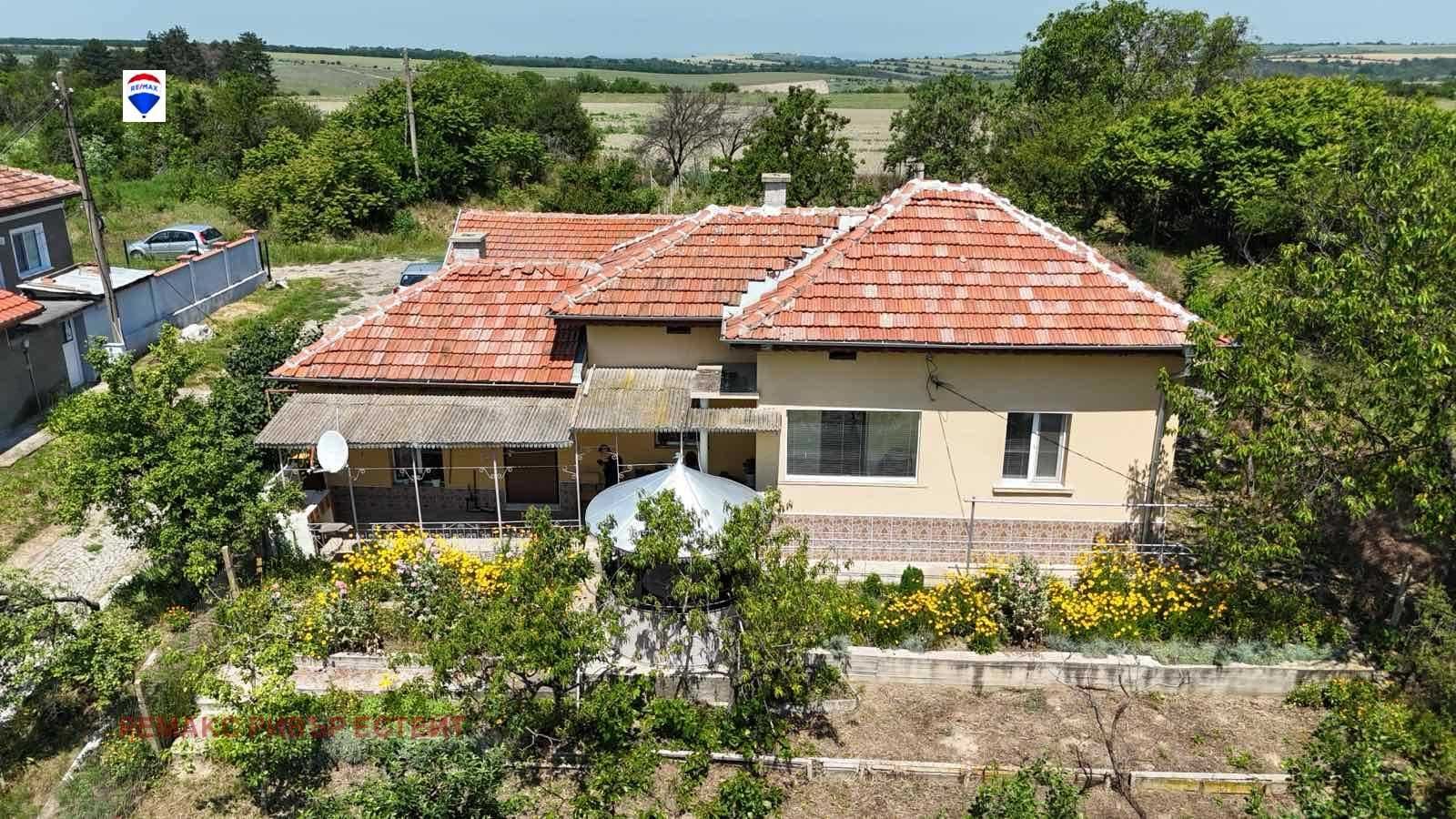 Селска къща за продажба в с. Тръстеник обл. Русе