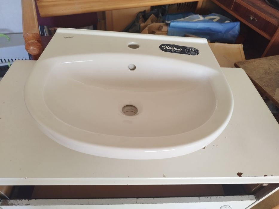 Порцеланова бяла мивка за баня